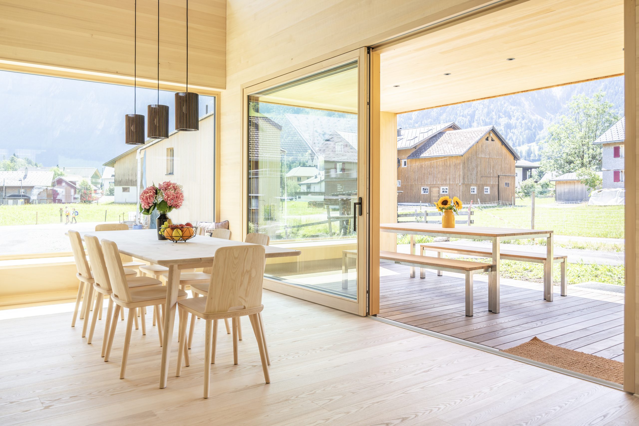 AlpinApartments_FerienhausCatrinchen_Esstisch_Terrasse