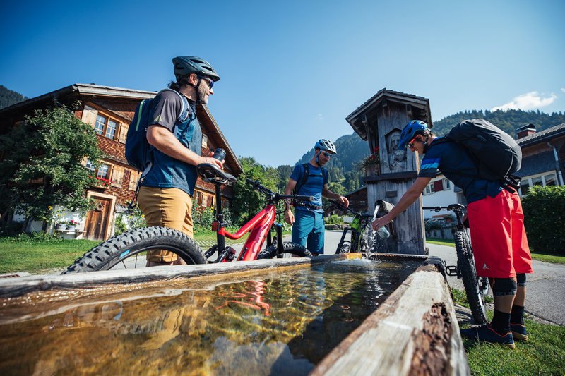 Erfrischung nach einer Mountainbike Tour © Sebastian Stiphout - Bregenzerwald Tourismus (2).jpg