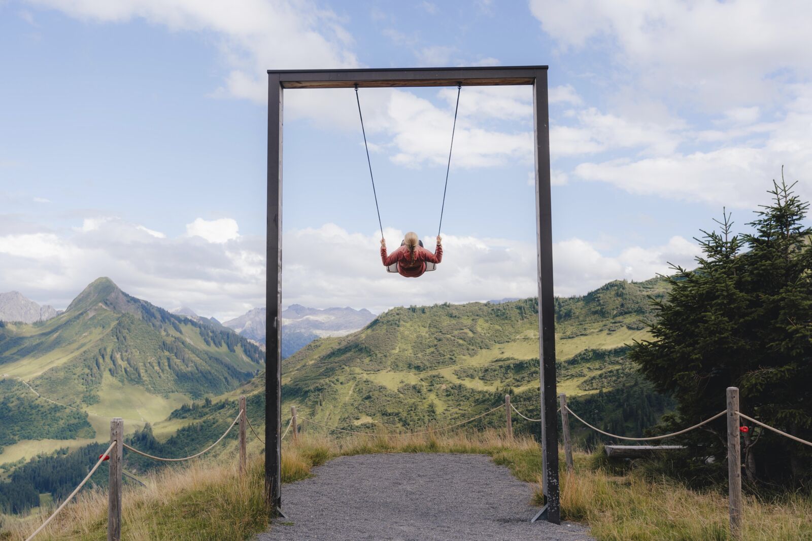 Schaukeln im Alpengebiet Oberdamüls (c) Robert Bohnke - Damüls Faschina Tourismus